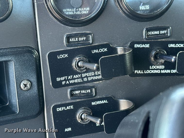 image for item EQ1464 2010 Peterbilt 340 rollback truck