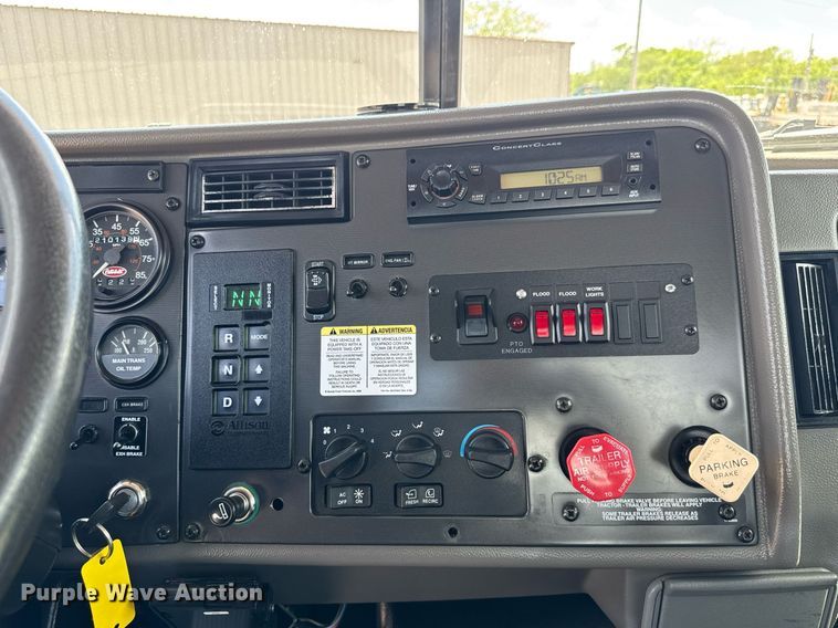 image for item EQ1464 2010 Peterbilt 340 rollback truck