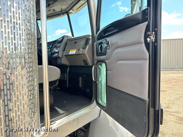 image for item EQ1464 2010 Peterbilt 340 rollback truck