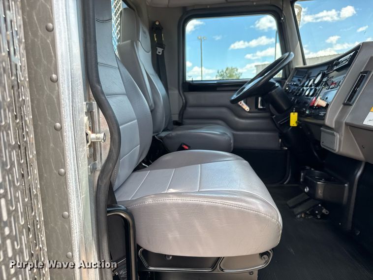 image for item EQ1464 2010 Peterbilt 340 rollback truck