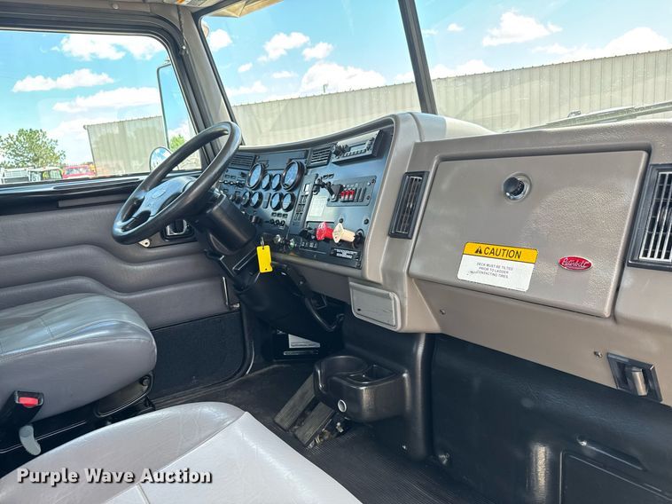 image for item EQ1464 2010 Peterbilt 340 rollback truck