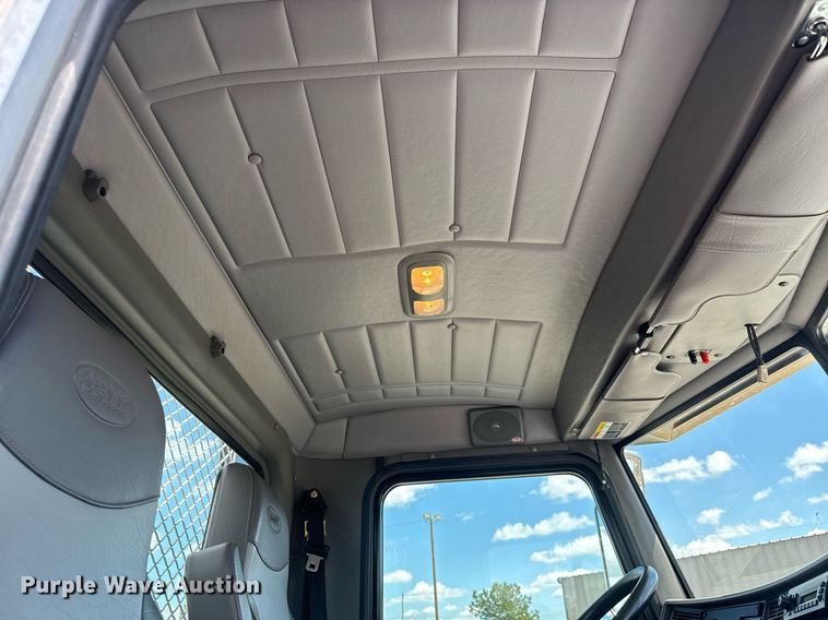 image for item EQ1464 2010 Peterbilt 340 rollback truck