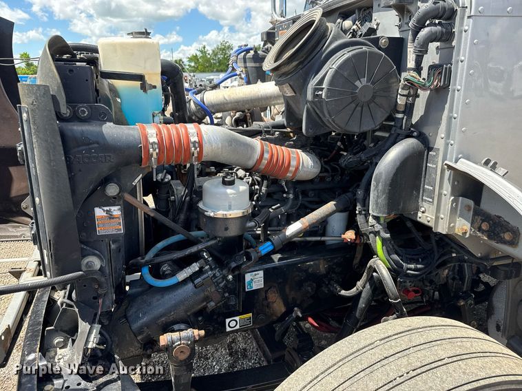 image for item EQ1464 2010 Peterbilt 340 rollback truck