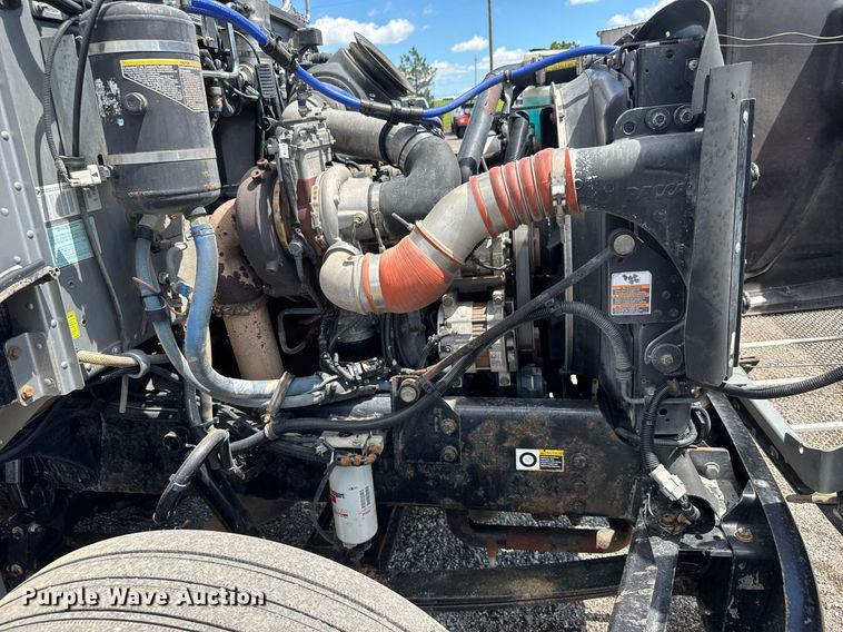 image for item EQ1464 2010 Peterbilt 340 rollback truck