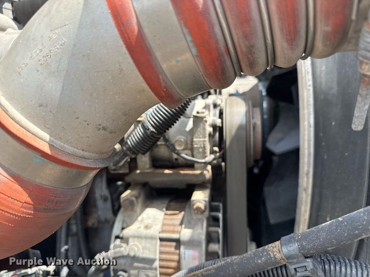 image for item EQ1464 2010 Peterbilt 340 rollback truck