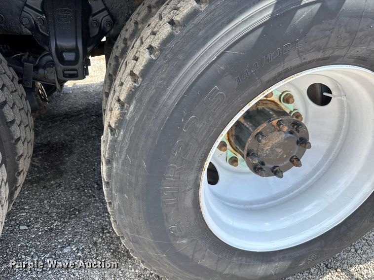 image for item EQ1464 2010 Peterbilt 340 rollback truck