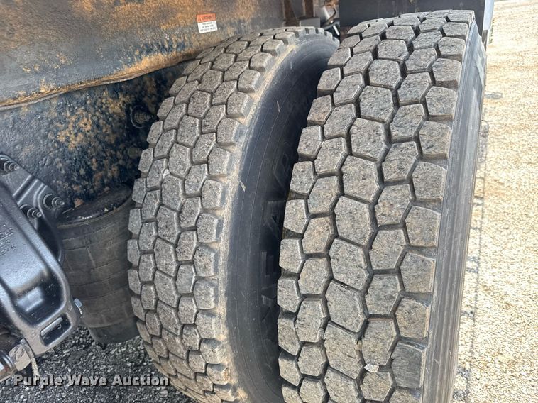 image for item EQ1464 2010 Peterbilt 340 rollback truck