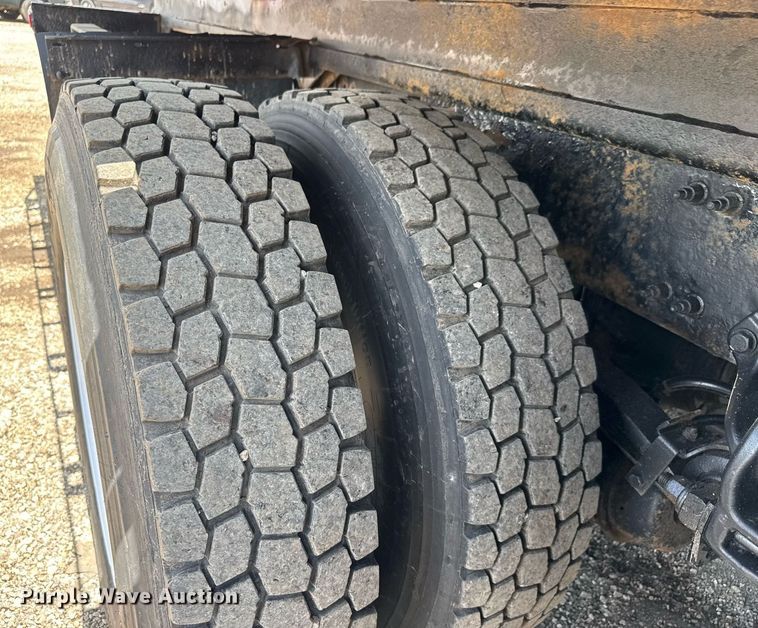 image for item EQ1464 2010 Peterbilt 340 rollback truck