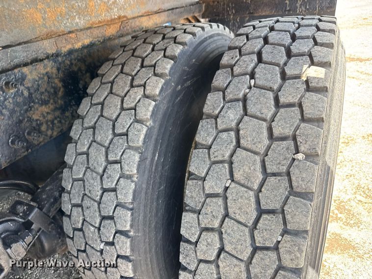 image for item EQ1464 2010 Peterbilt 340 rollback truck