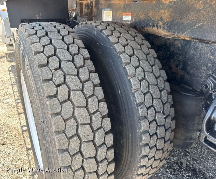 image for item EQ1464 2010 Peterbilt 340 rollback truck