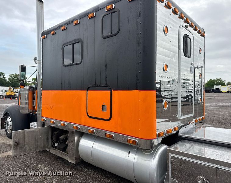 image for item EQ1471 1996 Peterbilt 379 semi truck