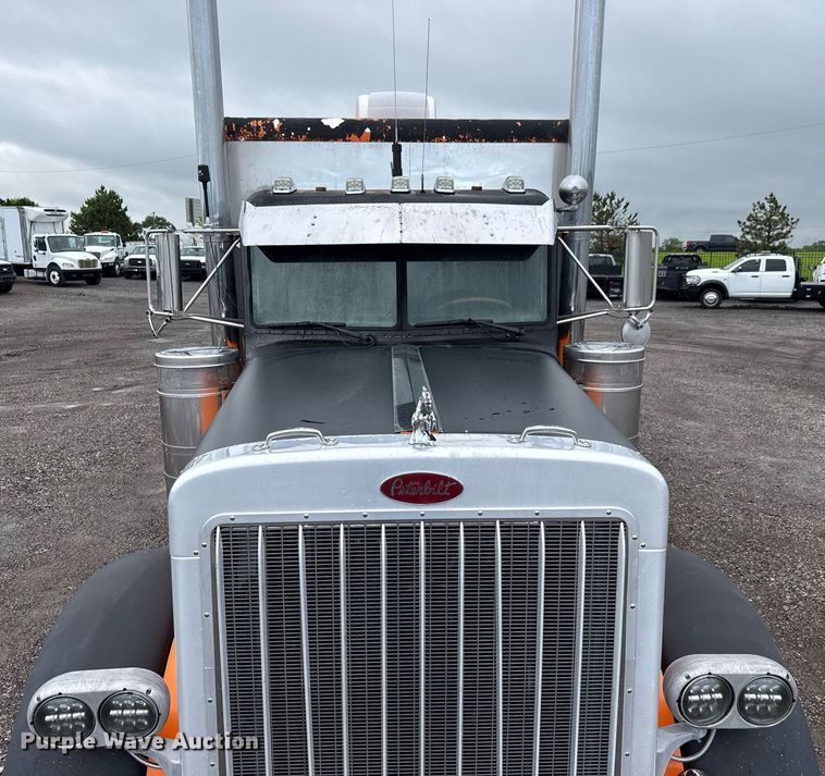 image for item EQ1471 1996 Peterbilt 379 semi truck