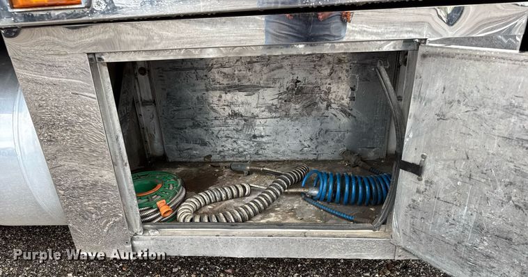 image for item EQ1471 1996 Peterbilt 379 semi truck