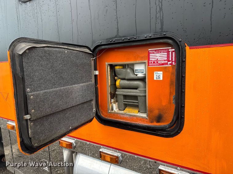 image for item EQ1471 1996 Peterbilt 379 semi truck