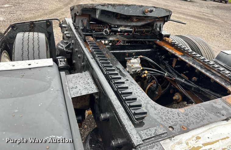 image for item EQ1471 1996 Peterbilt 379 semi truck