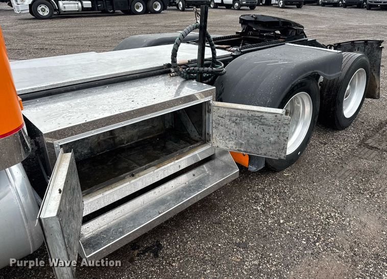 image for item EQ1471 1996 Peterbilt 379 semi truck