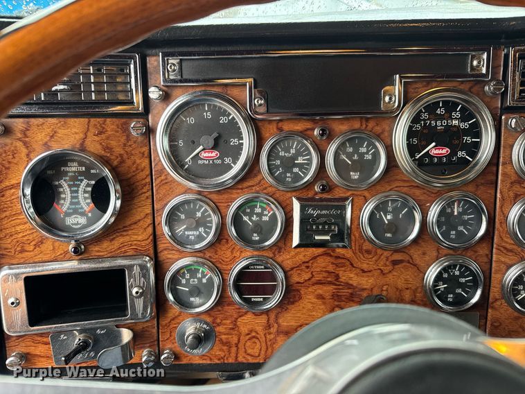 image for item EQ1471 1996 Peterbilt 379 semi truck