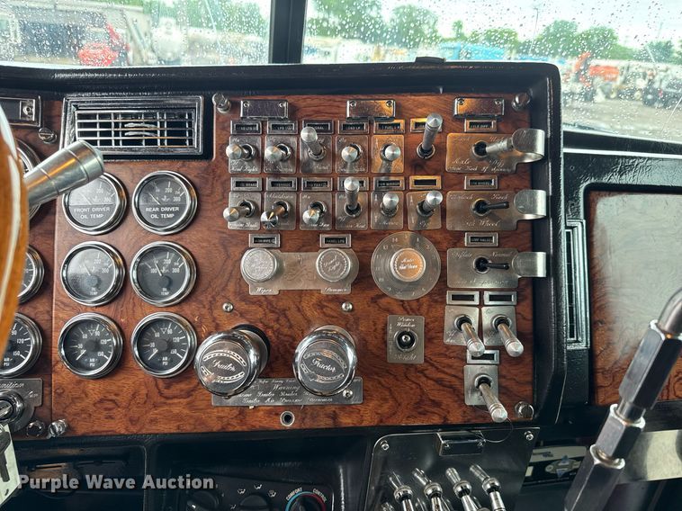 image for item EQ1471 1996 Peterbilt 379 semi truck