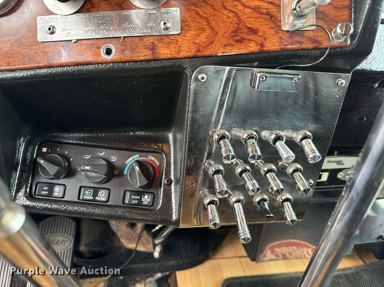 image for item EQ1471 1996 Peterbilt 379 semi truck