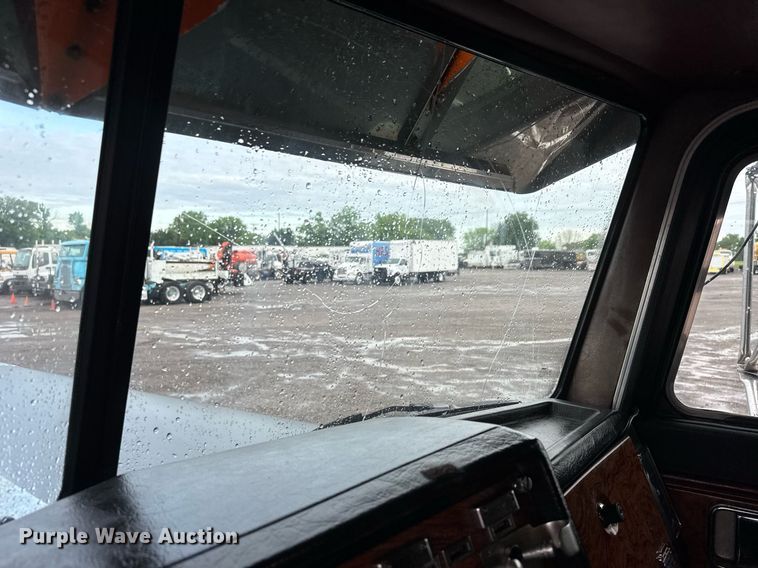 image for item EQ1471 1996 Peterbilt 379 semi truck