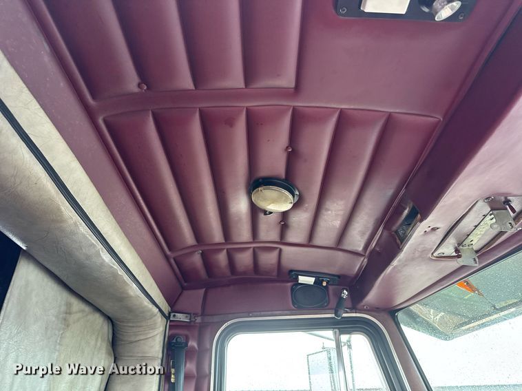 image for item EQ1471 1996 Peterbilt 379 semi truck