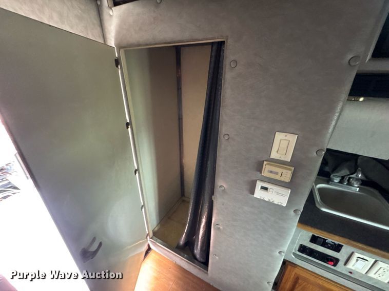 image for item EQ1471 1996 Peterbilt 379 semi truck