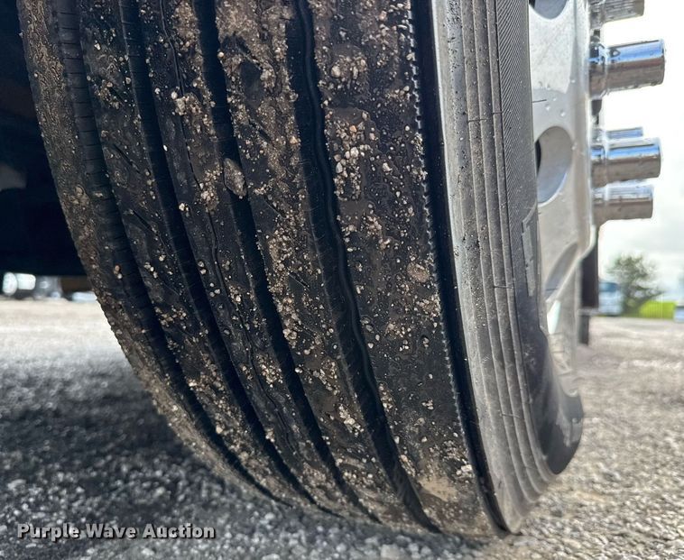 image for item EQ1471 1996 Peterbilt 379 semi truck