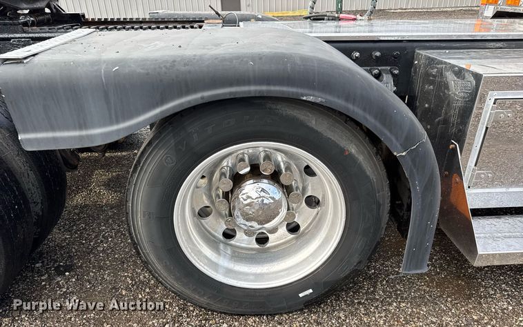 image for item EQ1471 1996 Peterbilt 379 semi truck