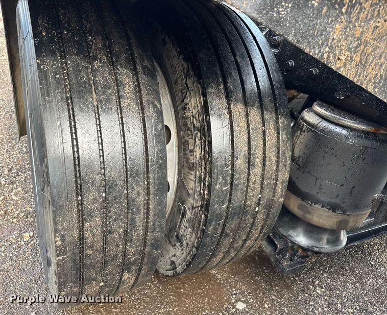 image for item EQ1471 1996 Peterbilt 379 semi truck