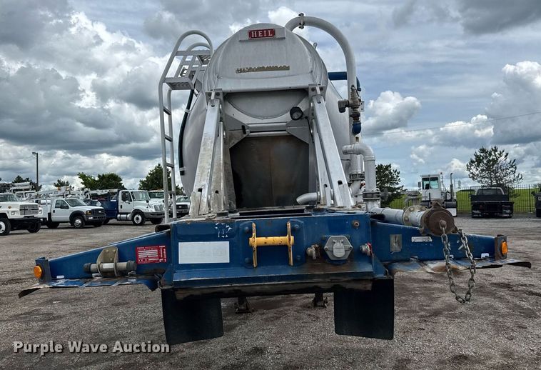 image for item EQ1480 2001 Heil pneumatic dry bulk trailer