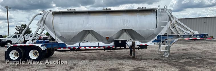 image for item EQ1480 2001 Heil pneumatic dry bulk trailer