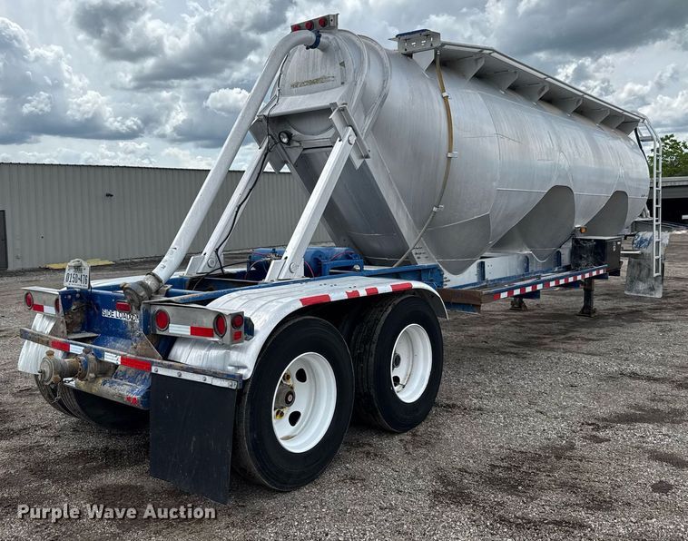 image for item EQ1480 2001 Heil pneumatic dry bulk trailer