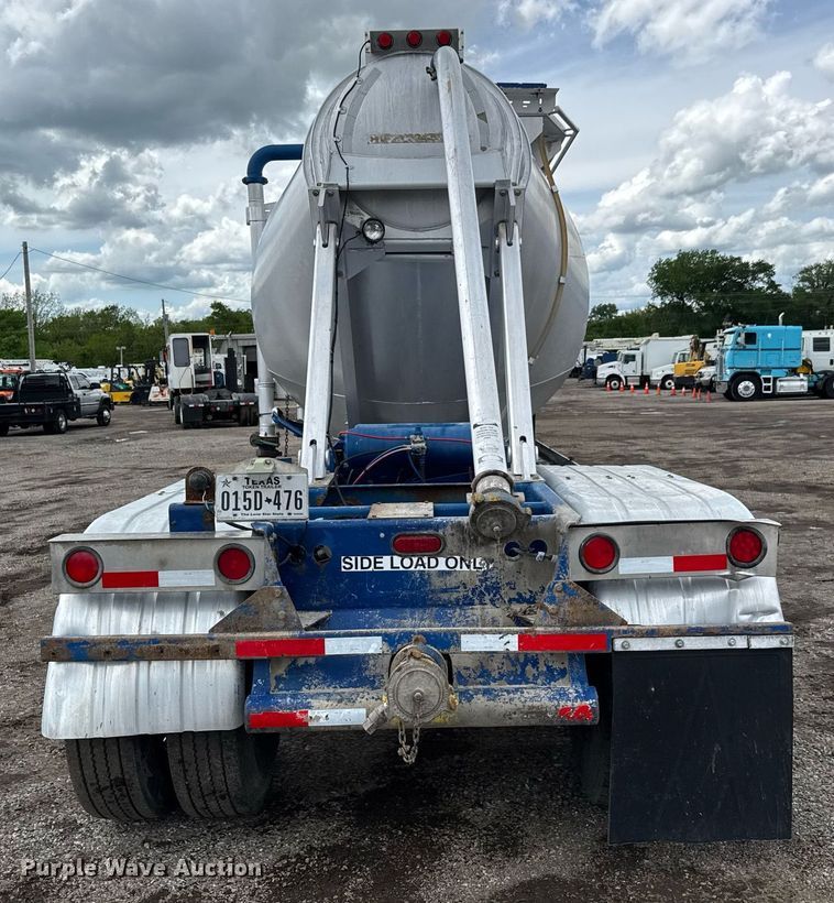 image for item EQ1480 2001 Heil pneumatic dry bulk trailer