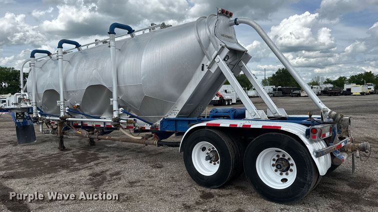 image for item EQ1480 2001 Heil pneumatic dry bulk trailer