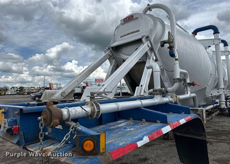 image for item EQ1480 2001 Heil pneumatic dry bulk trailer