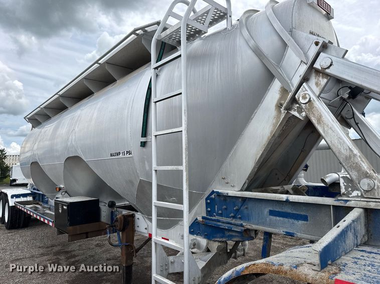 image for item EQ1480 2001 Heil pneumatic dry bulk trailer