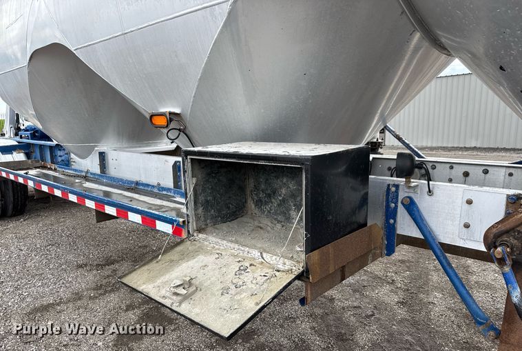 image for item EQ1480 2001 Heil pneumatic dry bulk trailer