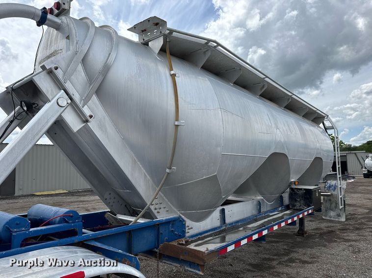 image for item EQ1480 2001 Heil pneumatic dry bulk trailer