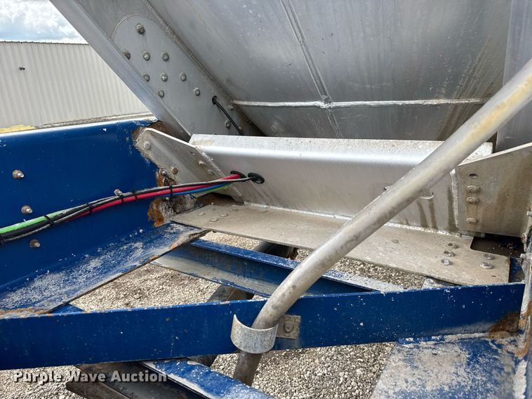 image for item EQ1480 2001 Heil pneumatic dry bulk trailer