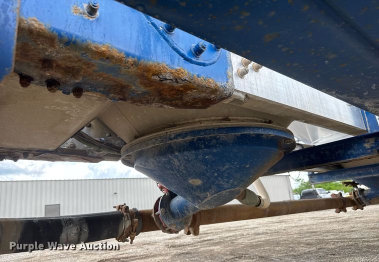 image for item EQ1480 2001 Heil pneumatic dry bulk trailer