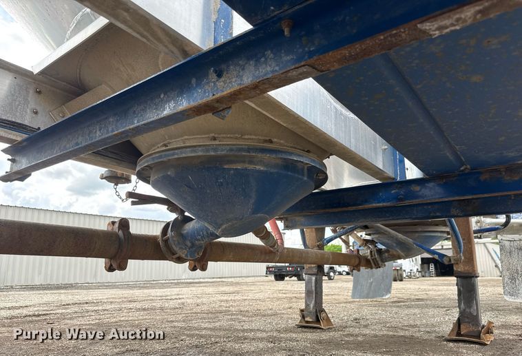 image for item EQ1480 2001 Heil pneumatic dry bulk trailer