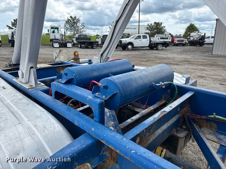image for item EQ1480 2001 Heil pneumatic dry bulk trailer