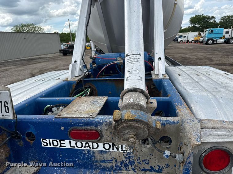 image for item EQ1480 2001 Heil pneumatic dry bulk trailer