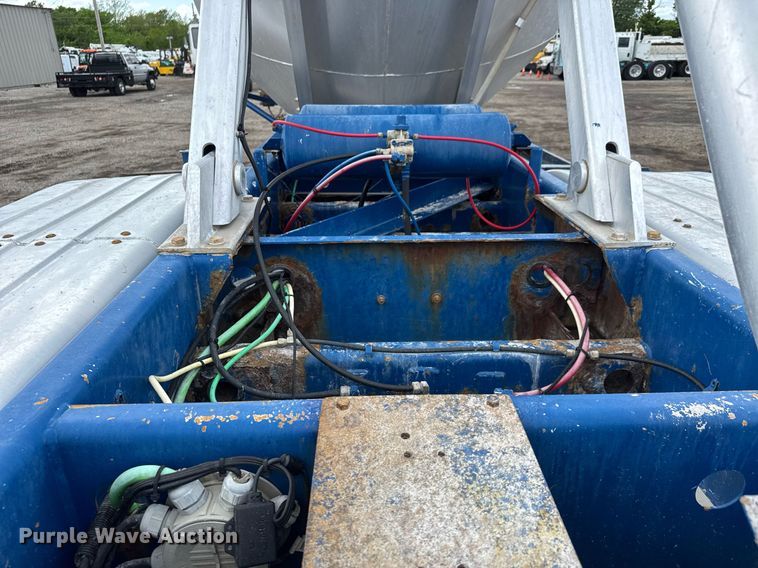 image for item EQ1480 2001 Heil pneumatic dry bulk trailer