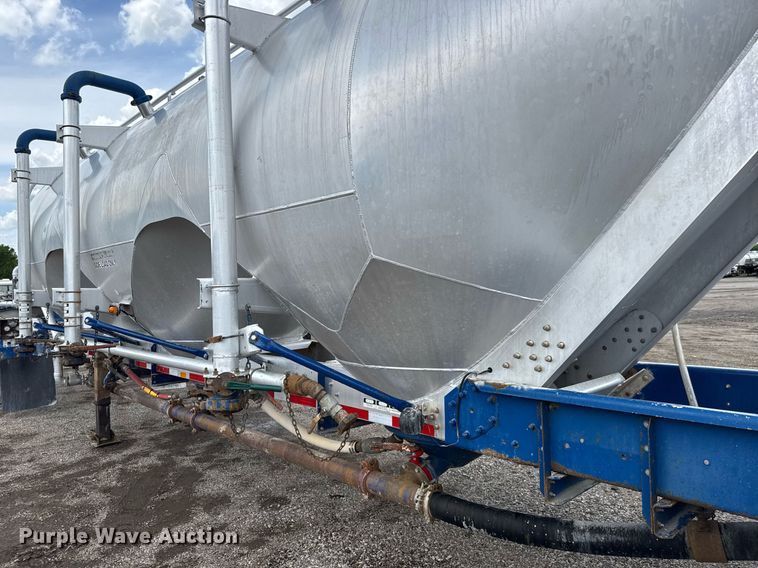 image for item EQ1480 2001 Heil pneumatic dry bulk trailer