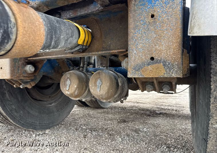 image for item EQ1480 2001 Heil pneumatic dry bulk trailer