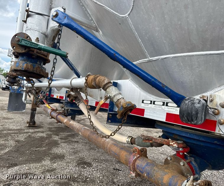 image for item EQ1480 2001 Heil pneumatic dry bulk trailer