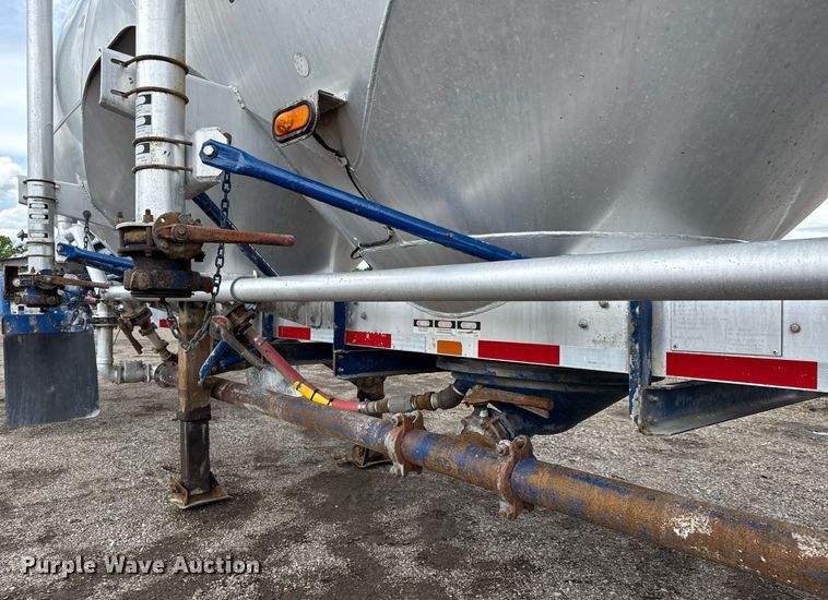 image for item EQ1480 2001 Heil pneumatic dry bulk trailer