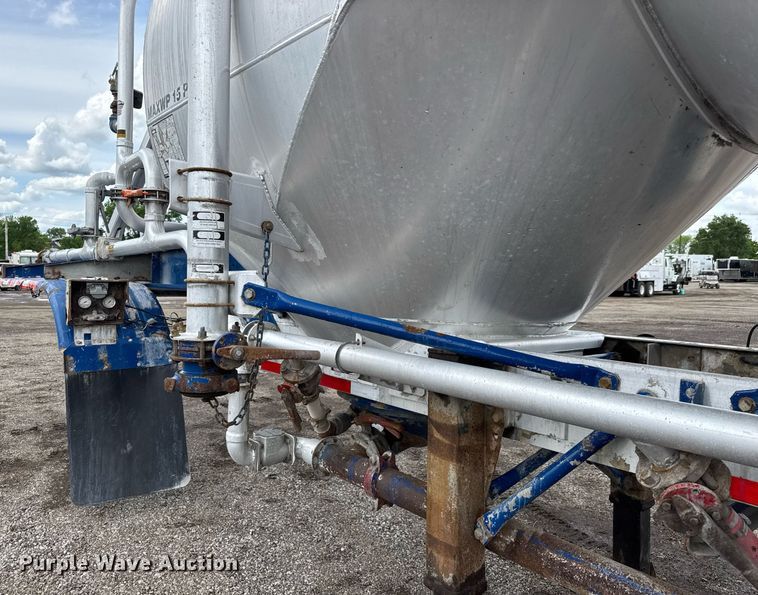 image for item EQ1480 2001 Heil pneumatic dry bulk trailer