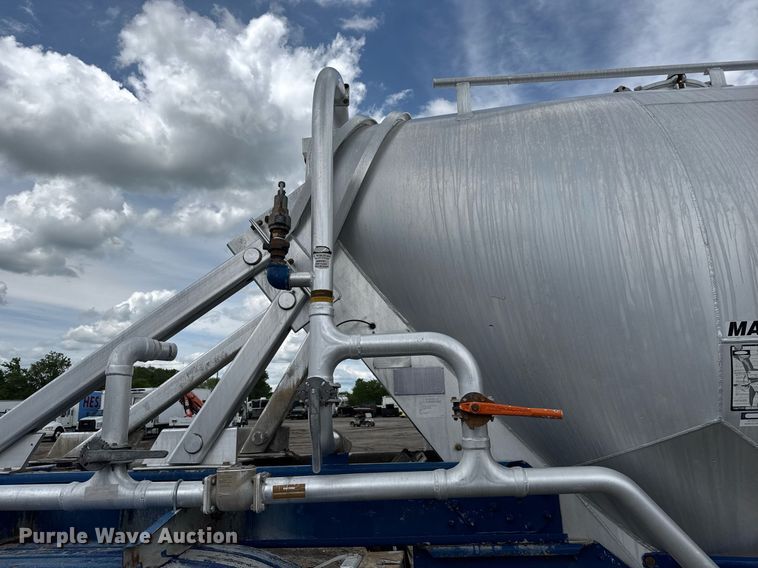 image for item EQ1480 2001 Heil pneumatic dry bulk trailer